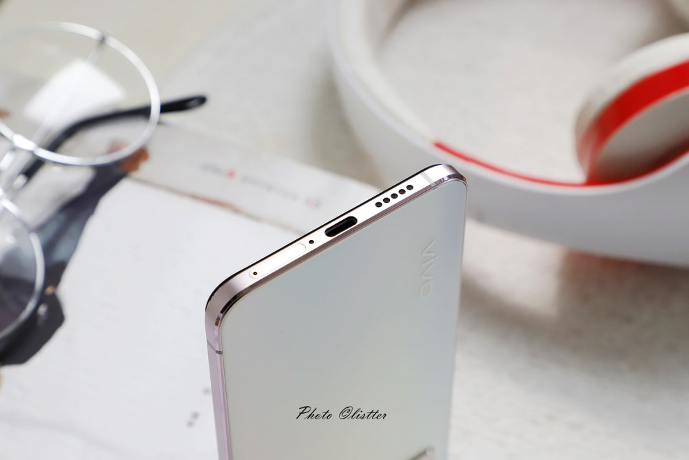 我这款配色为朝露白,从侧面也能看出真的是相当薄,让我想到了vivo一款