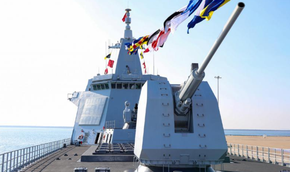 但日前,以055型驱逐舰首舰"南昌"号为首的三艘中国军舰穿越对马海峡