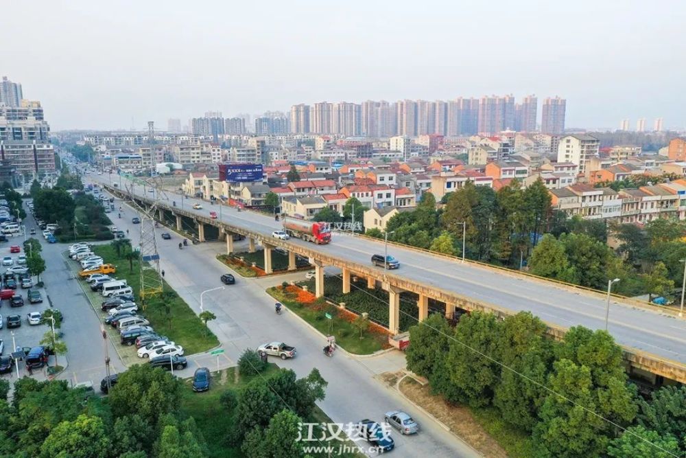 高架桥向东的居民区△高架桥向东的居民区作为仙桃横向主干道之一的