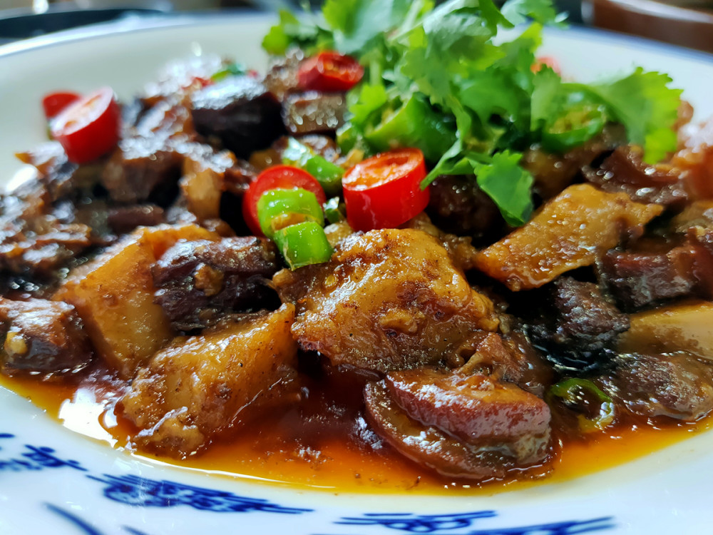 南充网红齐聚凤垭山拍视频吃驴肉