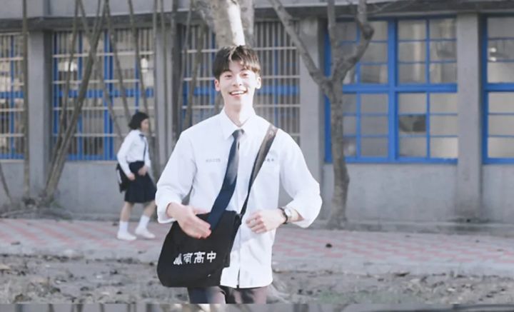 少年就像雨后的月亮,在冷静与热情之间,以适合自己的温度存在.