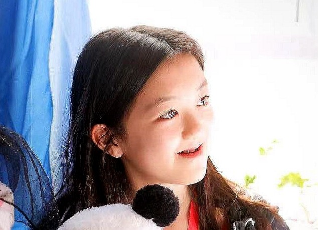 当时,受到嘴唇修复手术的影响,李嫣的牙齿还没有矫正,笑起来的时候