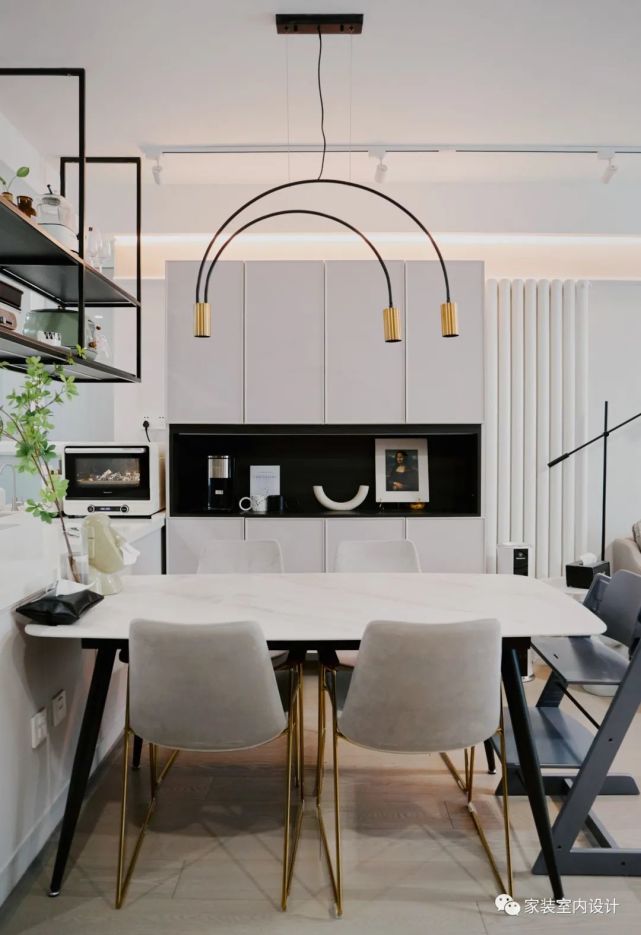 餐区作为西厨与客厅的纽带,延续客厅的黑白灰搭配.
