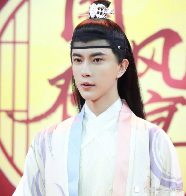 都说王一博于朦胧长得像,两人古装同框,身高差我没眼花?