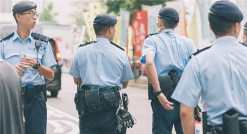 男子轻松开走运钞车 抢走3亿现金 日本警察花了9个亿却没能破案 腾讯新闻