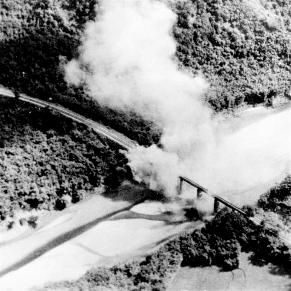 1937年老照片被轰炸的粤汉铁路与平民自建的防空洞