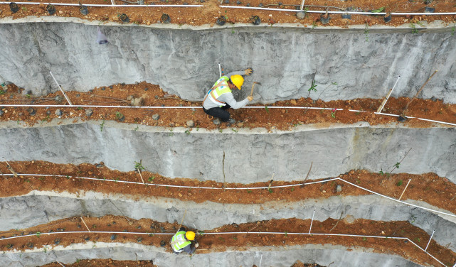 3月22日,工人在广西柳州市楼梯山山体复绿工程施工现场忙碌(无人机
