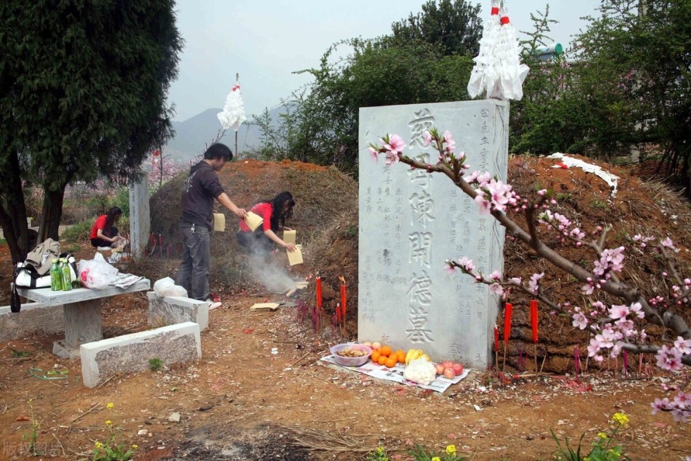 各地风俗不同,在农村清明前,子孙后辈大都会修葺祖坟,除草添土砌坟头