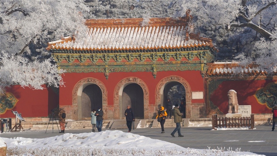 清永陵的正红门的门户以六扇木栅栏门启闭,既可谓一特.