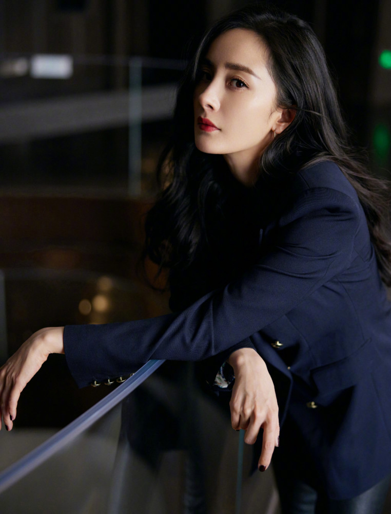 杨幂穿上西装配皮裤很时髦,干练又霸气,是成熟女性的穿搭典范_腾讯