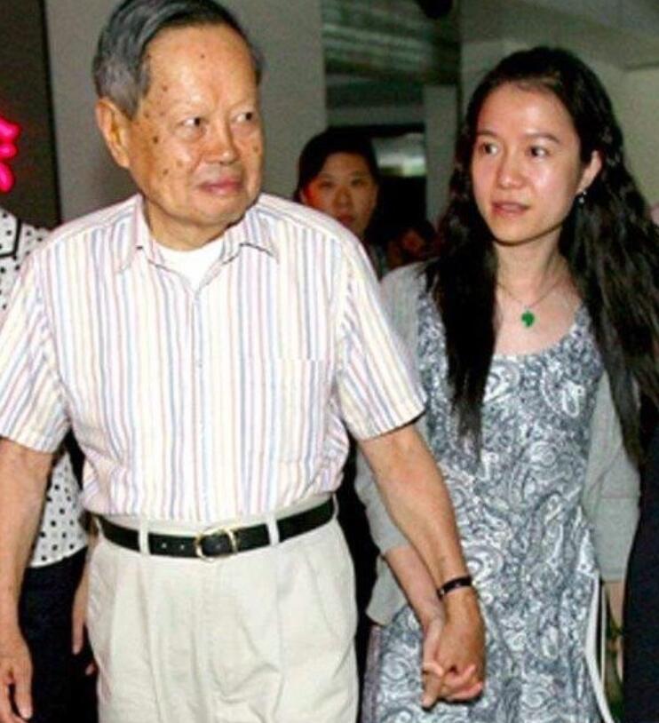 98歲楊振寧書法功底深厚,帶妻子翁帆寫書法,不愧是頂級科學家!