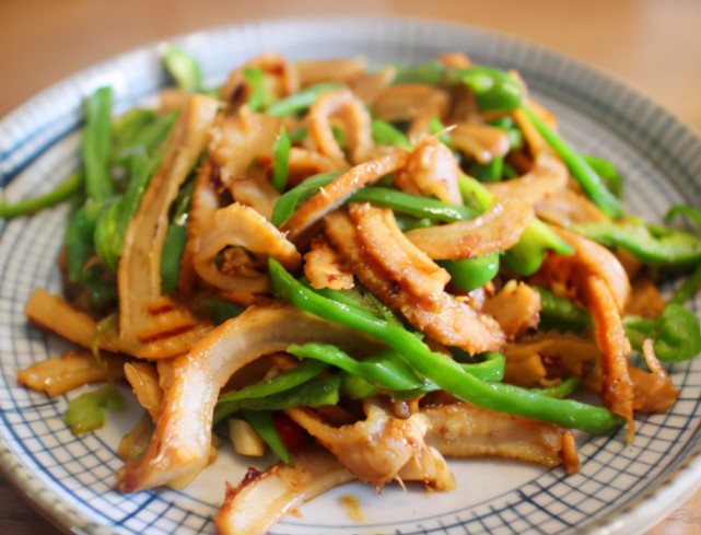青椒和牛肚是绝配,简单一炒下饭下酒特鲜美,宁可不吃肉也要吃