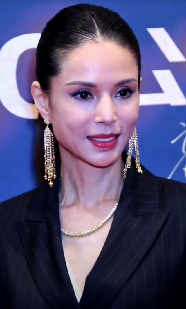 50岁上下的女明星谁更年轻时尚