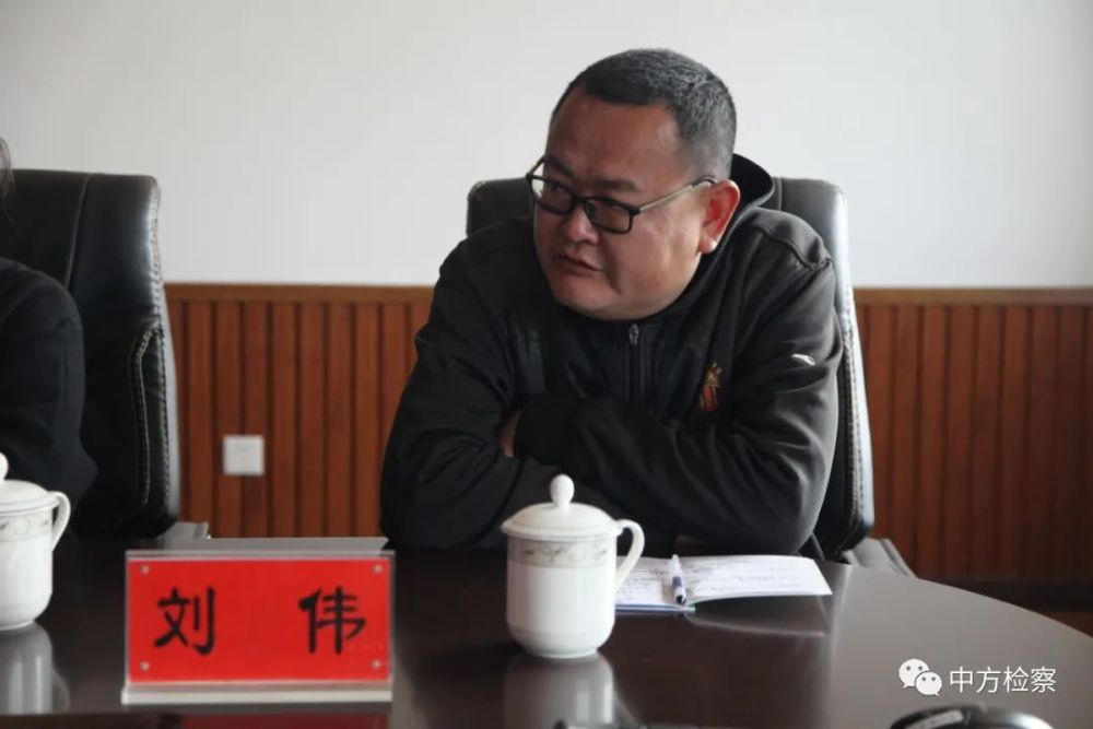 该院党组书记,检察长李德林向与会人员介绍了当前开展政法队伍教育