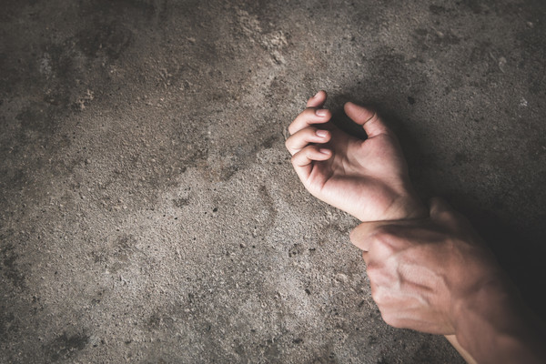 男子毒瘾发作抢走双亲退休金甚至在父亲面前侵犯亲生母亲