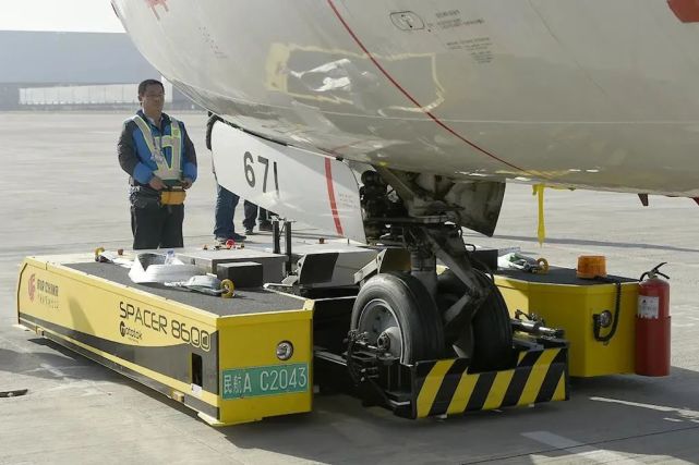 遥控式电动飞机牵引车//trepel-challenger700大型有杆式牵引车(燃油)