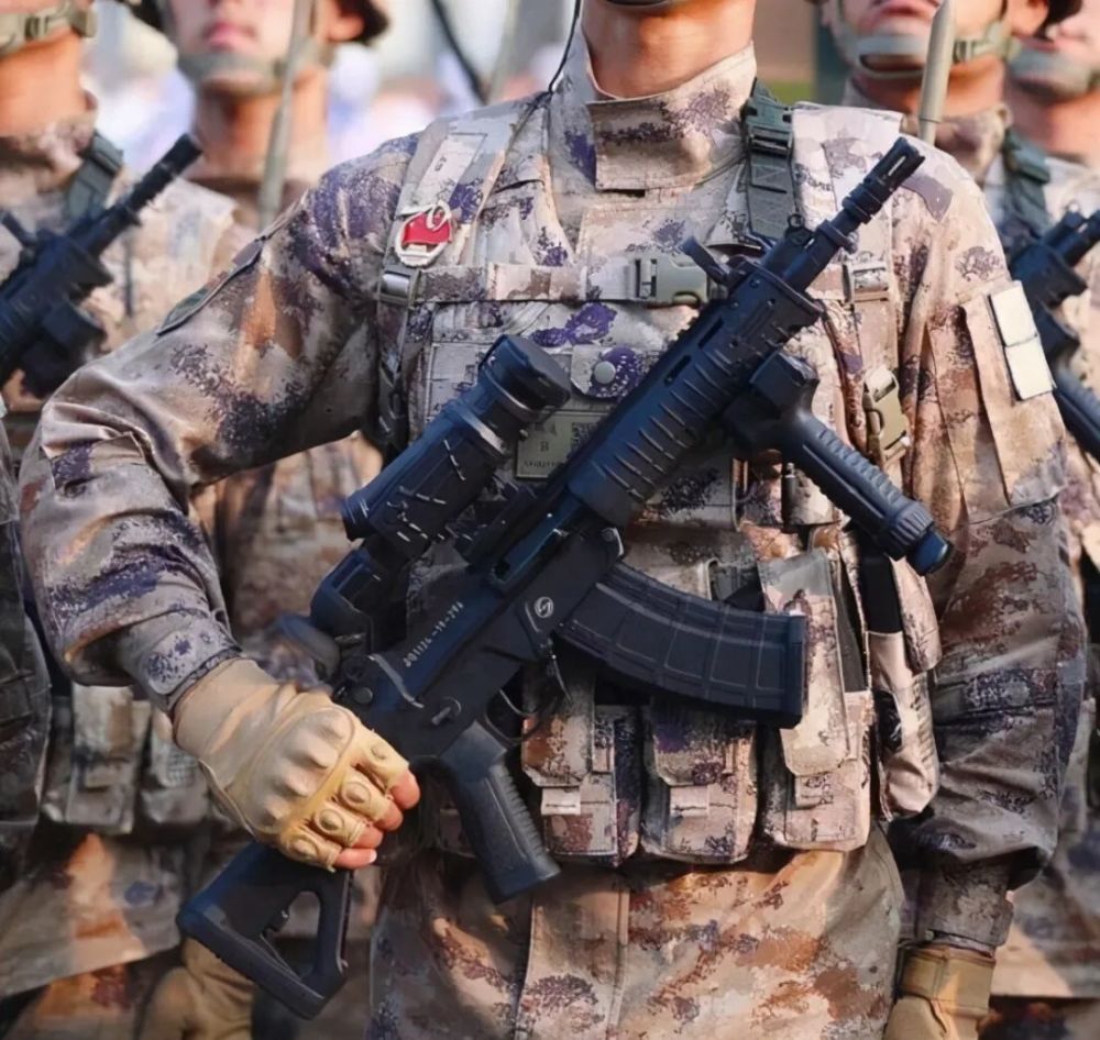 庆祝新中国成立70周年的阅兵式上的新型携行具近些年来,除了解放军