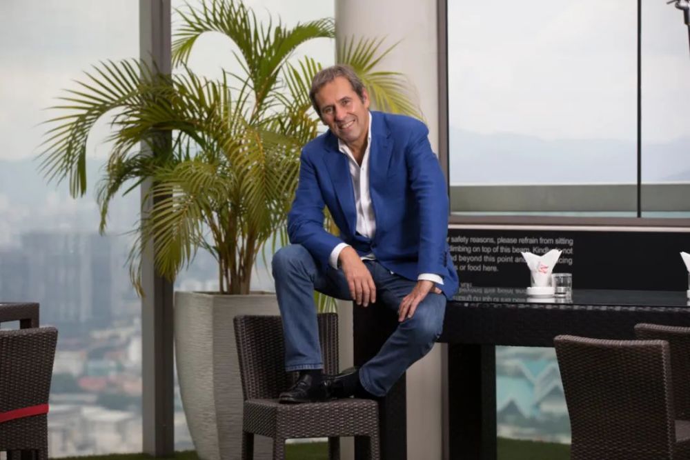 且不少经典之作都与另一位擅长东方美学的设计大师(jaya ibrahim)合力