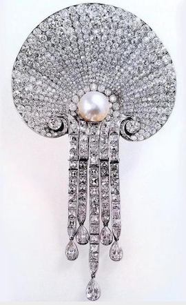 胸针:英国女王伊丽莎白二世青睐的珠宝,最常戴款式只为怀念母亲