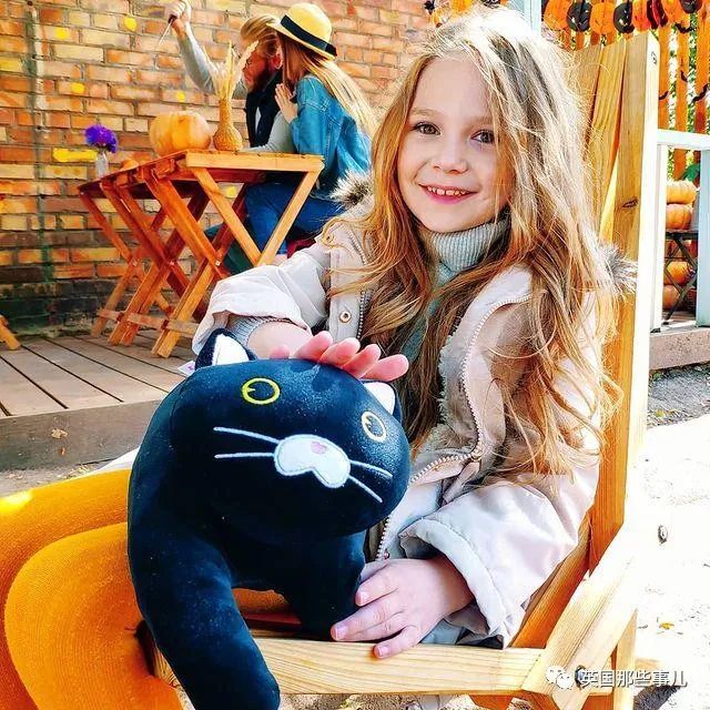 她是乌克兰和俄罗斯地区备受关注的童模和儿童博主,别看8岁的米拉娜