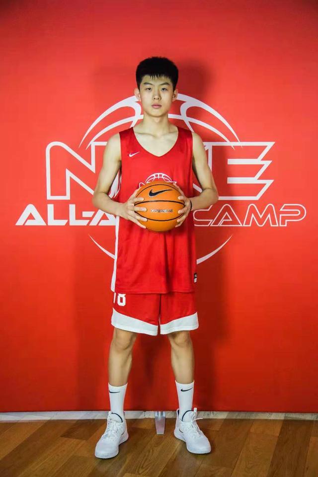 辽宁男篮又出天才小前锋,17岁身高1米99,天赋不输张镇麟_腾讯新闻
