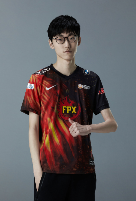 的节奏,弹幕可谓是一片和谐,全是讨论nuguri上单操作和跟nuguri聊天的