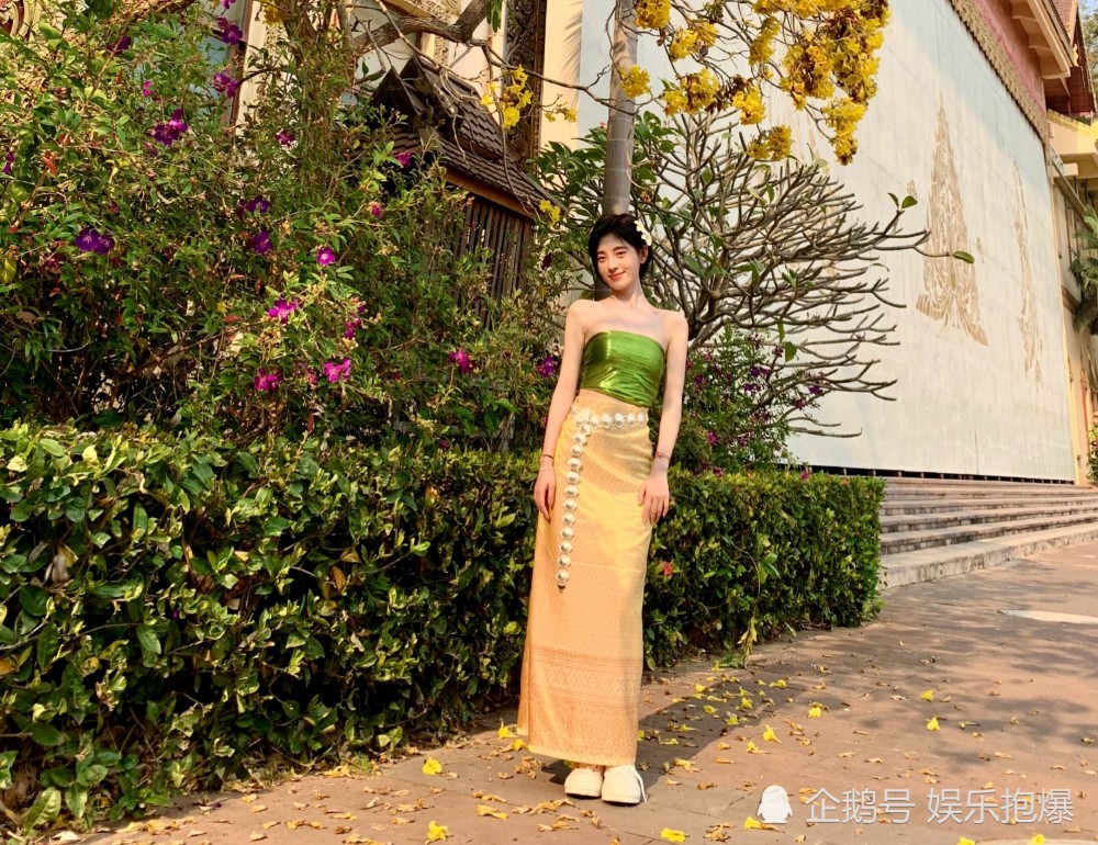 赵丽颖鞠婧祎同晒民族服饰造型,一个完美融合,一个精致艳丽