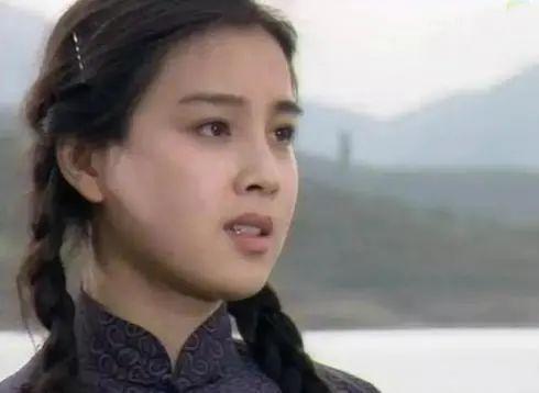 在这部戏里,她饰演一名有着模特梦的乡村姑娘扣儿.