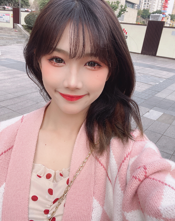 路人镜头中的网红,钟婷颜值高,紫然长得高,蔡萝莉像假洋娃娃_腾讯新闻