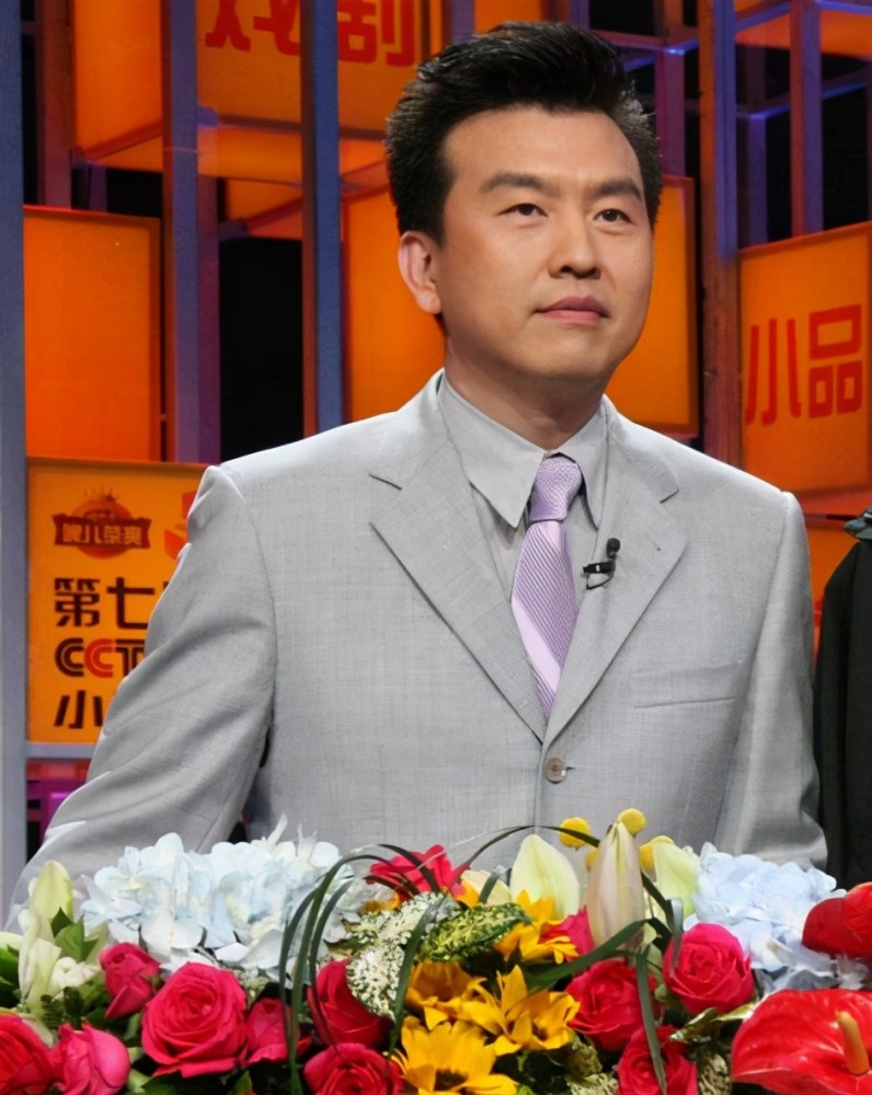 他是央视著名主持人被传3次下跪求婚董卿遭拒如今却依旧单身