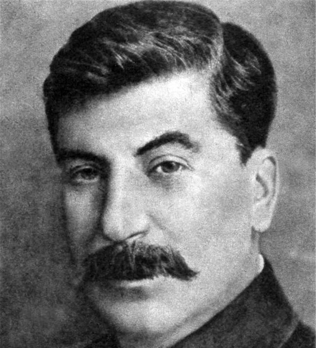 基洛夫之死斯大林极痛曾让他睡自己床现在亲自为他抬棺