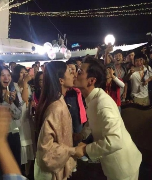 现在想想当初赵丽颖问何老师什么时候结婚确实不可能得到回应