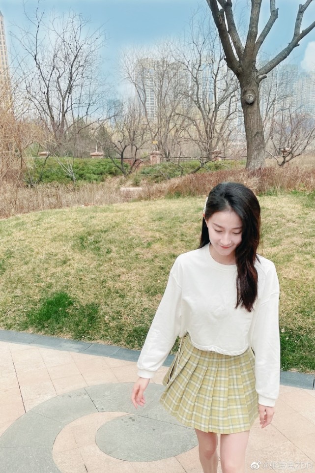 体操女神张豆豆微博晒美照肤白貌美短裙显长腿