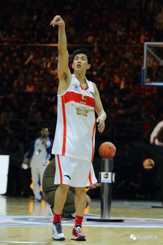 中场休息的时候,举行了技巧挑战赛,首先登场的是郭艾伦.