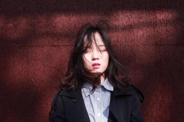 骨子里极度"自卑内向"的人,会有这四个表现,再伪装也骗不了人