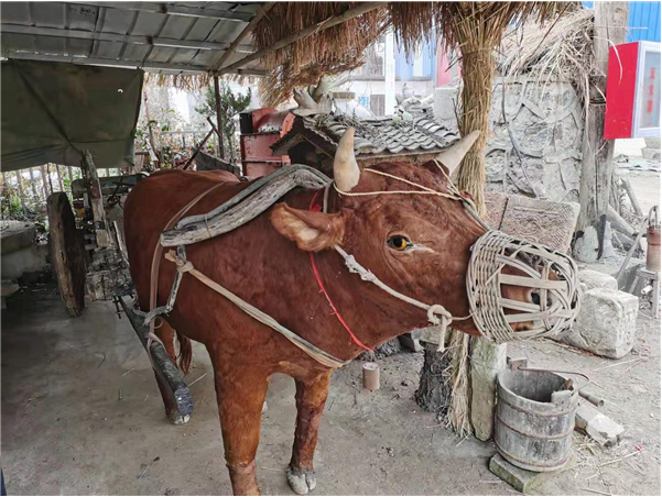 的驴儿围着石磨盘俯首无声,土坯垒砌的农房,鸡舍上茅草迎风招展,水车