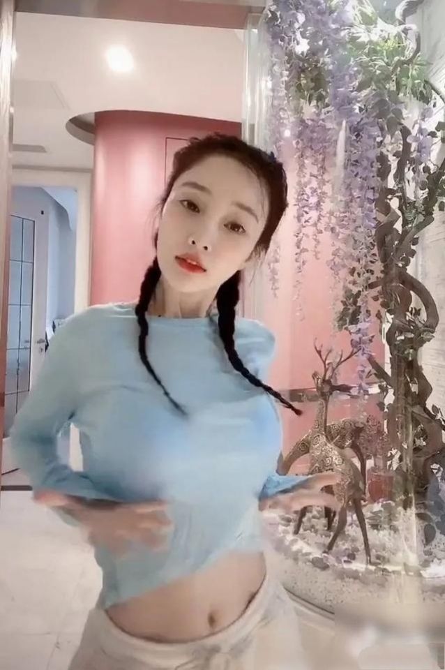 李小璐真空上阵穿西装裙疑似丰唇失败下嘴唇红肿了