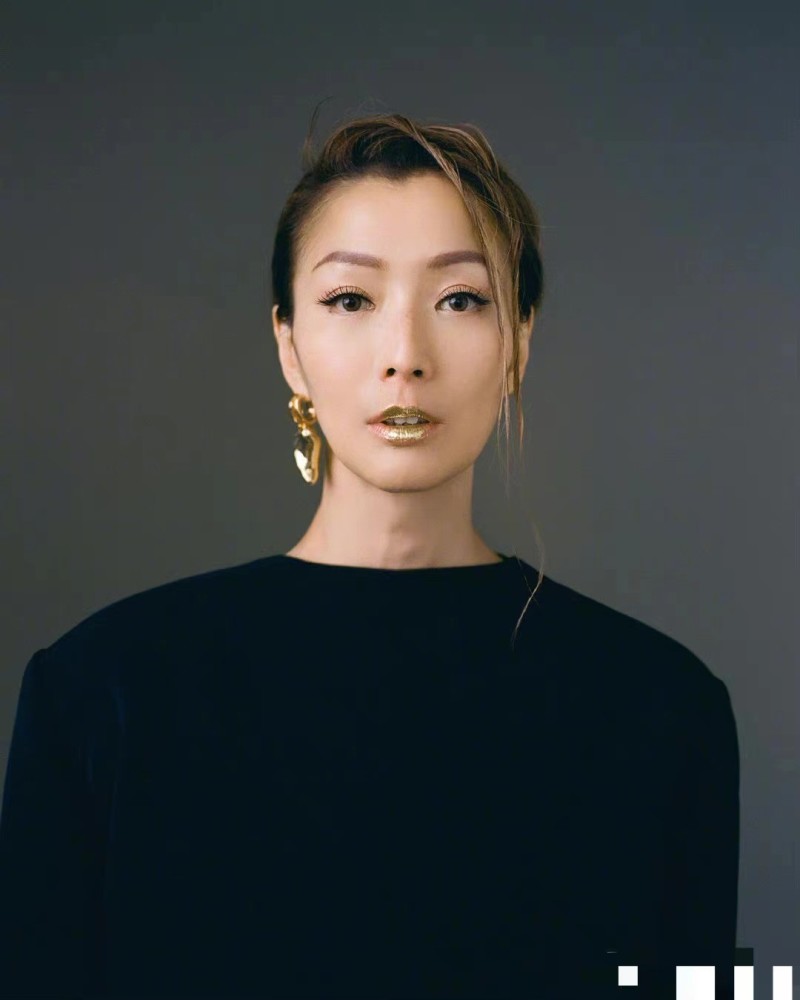 郑秀文性感大片曝光真空出镜秀巴掌腰造型奇葩脚踩虫子鞋