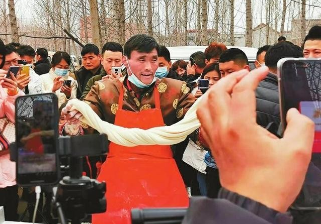 拉面嫂晕倒拉面哥因病无法出摊现场一片狼藉请放过拉面哥吧