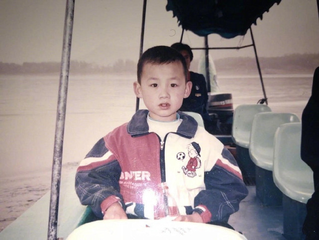 白敬亭童年照曝光小脸肉嘟嘟的超可爱型男还穿过花裙子