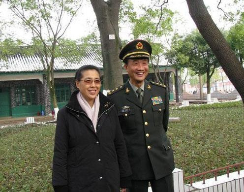 (图:徐小岩与王彦彦)王英高经常对孩子们说:"老一辈流血牺牲打江山