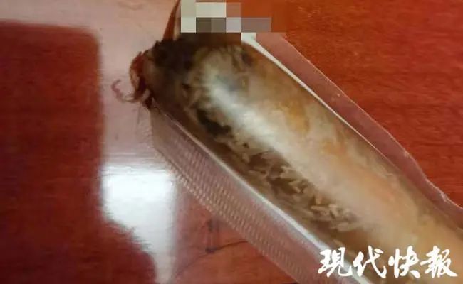 有图慎点良品铺子鸡肉肠生蛆客服赔1000元删帖回应来了