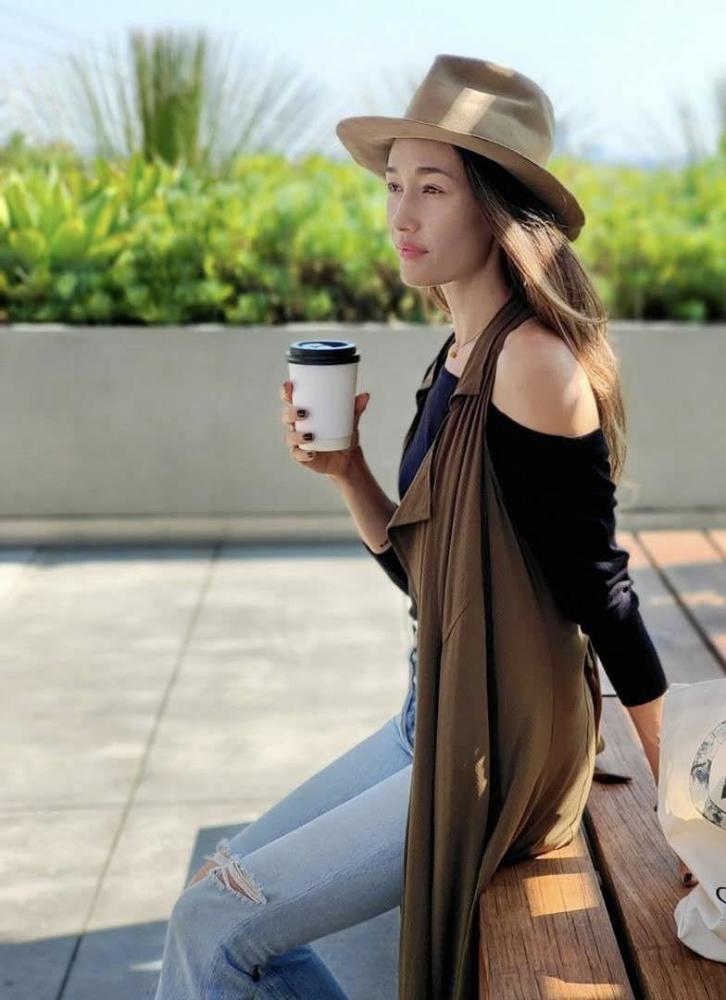 maggieq42岁状态上热搜,长裙配头巾娇俏,曾叱咤好莱坞_腾讯新闻