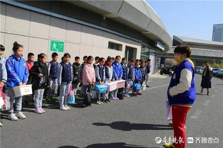 情报站 小鸭们 下水喽 济南小学生上游泳课 孩子们兴奋极了 腾讯新闻