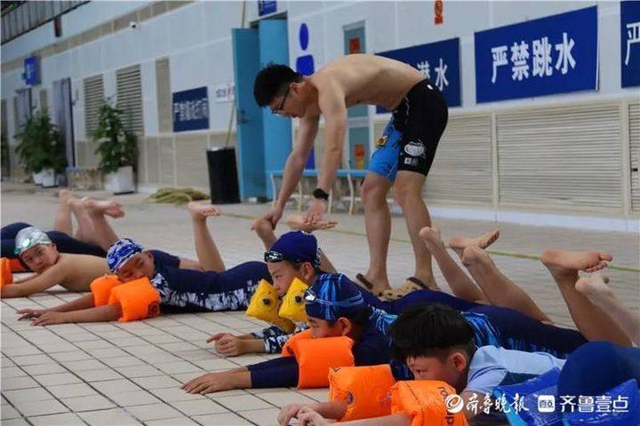 情报站 小鸭们 下水喽 济南小学生上游泳课 孩子们兴奋极了 腾讯新闻
