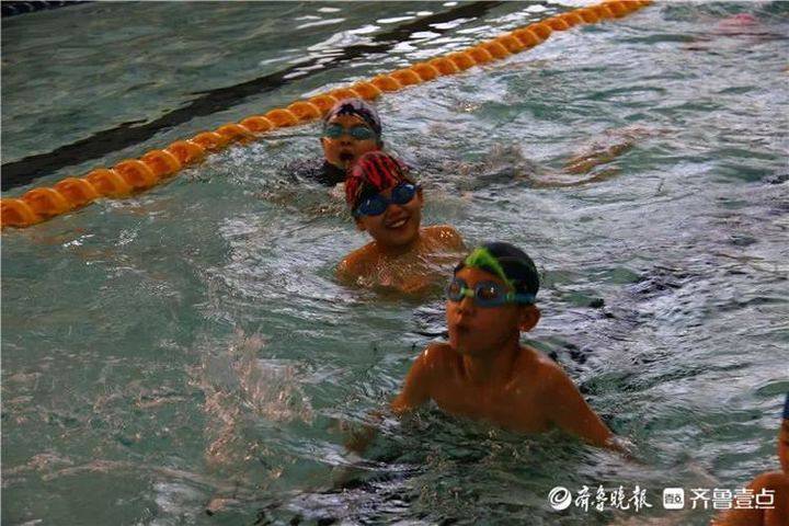 济南小学生上游泳课,孩子们兴奋极了