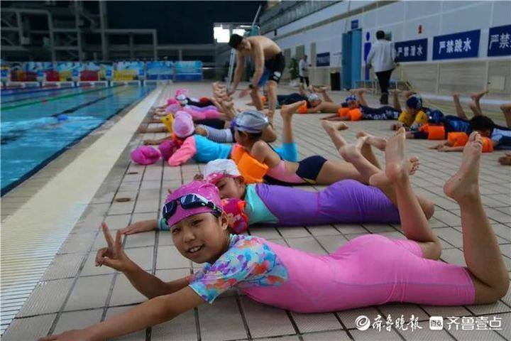济南小学生上游泳课,孩子们兴奋极了