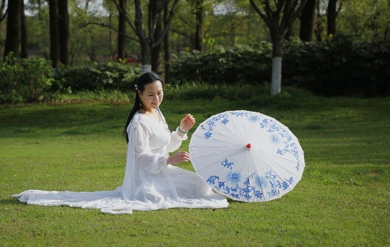 一袭素裙舞春风