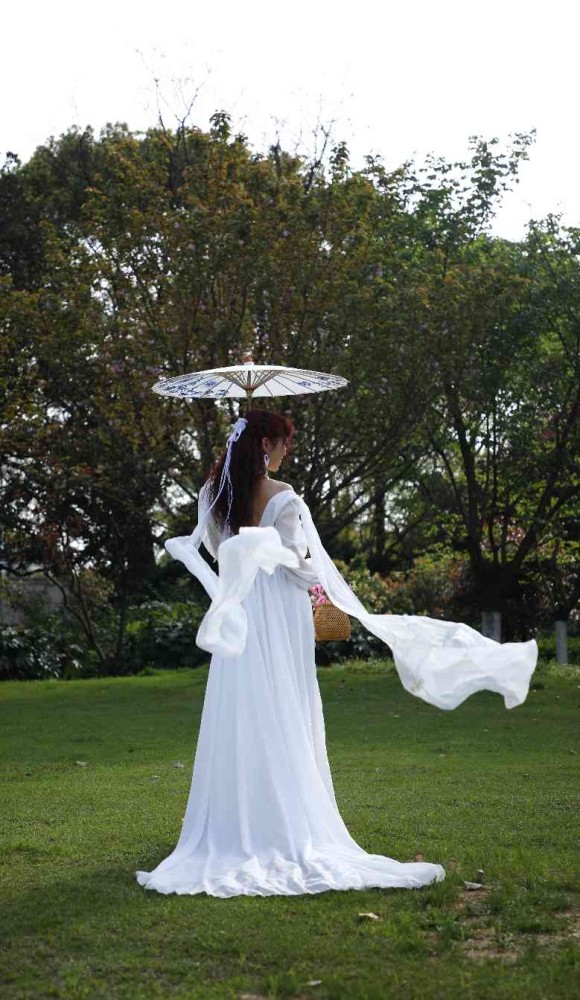 一袭素裙舞春风