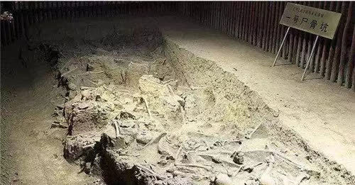 杀",并将他们的尸体筑为"方六丈,高六尺"的京观(尸体封土而成的高冢)